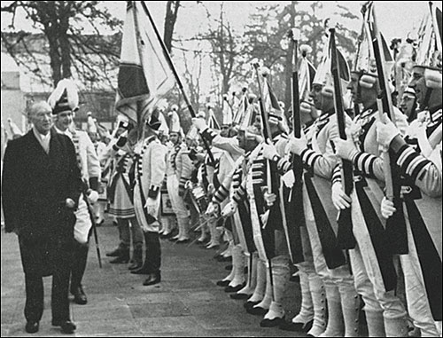 Prinzengarde paradiert zum Geburtstag von Bundeskanzler Konrad Adenauer am 05.01.1964
