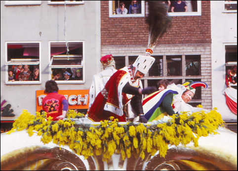 Wagen von Bauer und Jungfrau im Rosenmontagszug 1974